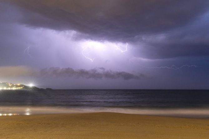 Noche tormentosa en el cabo Higer: foto en Hondarribia