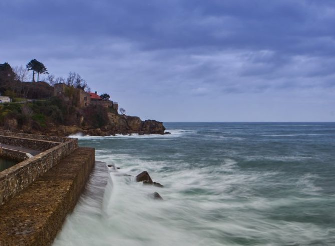 peinando el espigon: foto en Hondarribia