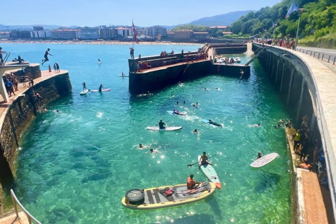 Pequeño puerto de Zarautz en verano : foto en Zarautz