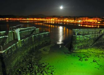 Puerto de Zarautz  con la Luna llena 