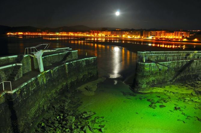 Puerto de Zarautz  con la Luna llena : foto en Zarautz