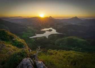 rayos dorados sobre cumbres y pantano