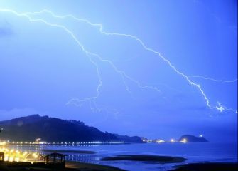 Rayos y truenos en la playa de Zarautz 