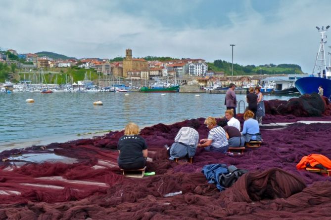 Rederas  arreglando las redes : foto en Getaria