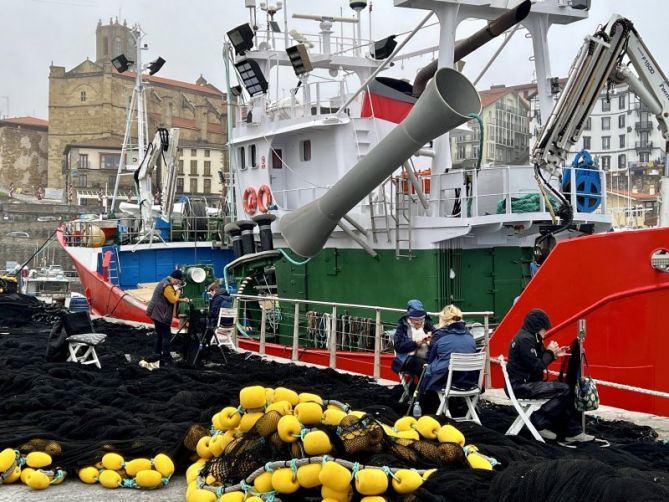 Rederas en el puerto de Getaria : foto en Getaria