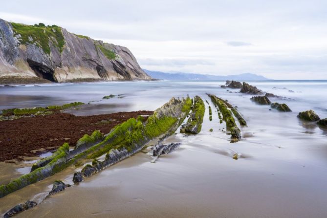 ROCAS EN LA ARENA: foto en Zumaia