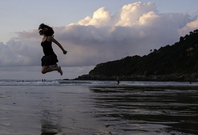 saltando las olas: foto en Donostia-San Sebastián