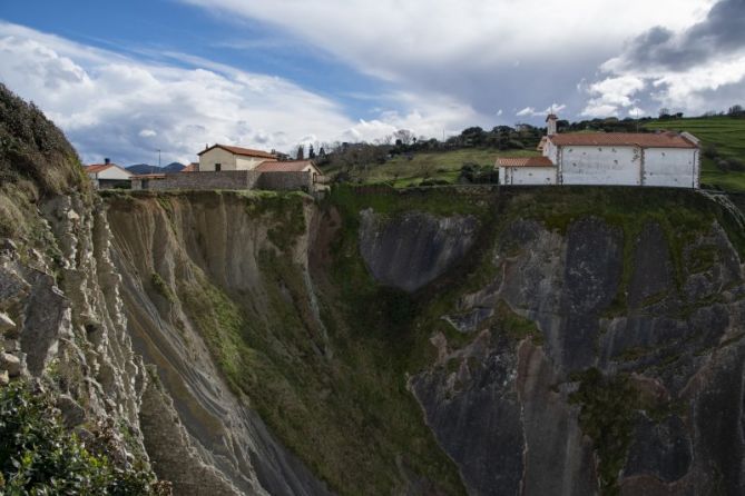 Sobre el acantilado: foto en Zumaia