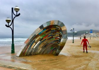 Surfista en busca de olas 