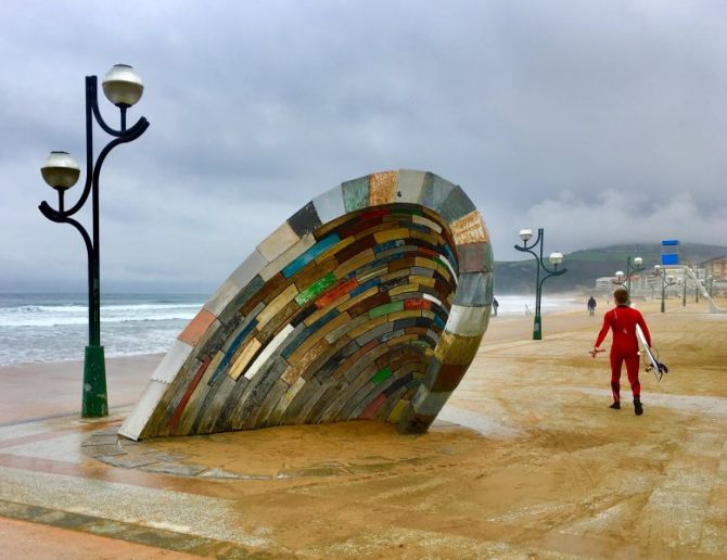 Surfista en busca de olas : foto en Zarautz