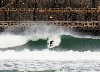 Surfista entre las olas