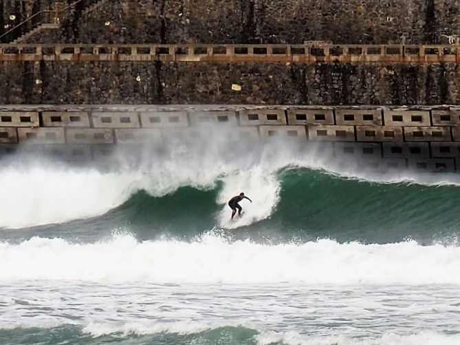 Surfista entre las olas: foto en Orio