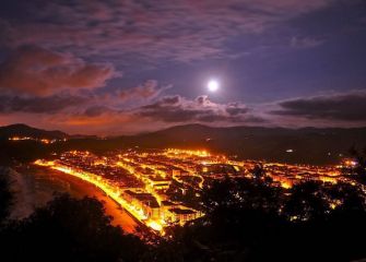 Zarautz al anochecer con la luna llena 