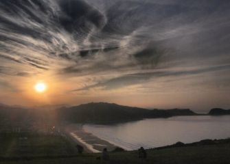 Zarautz el sol entre nubes