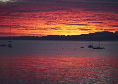 Bahia Txingudi teñida rojo