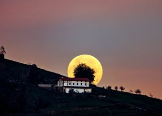 EL CASERIO Y LA LUNA