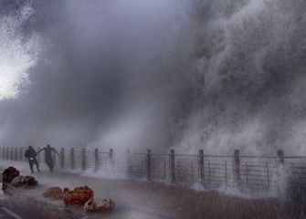 Envueltos en las olas