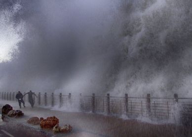 Envueltos en las olas
