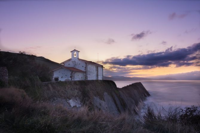 Ermita de San Telmo al atardecer: foto en Zumaia