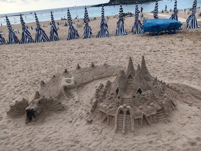 Figura de arena en Ondarreta: foto en Donostia-San Sebastián