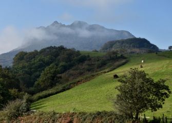 HODEI ARTEAN - ENTRE NUBES