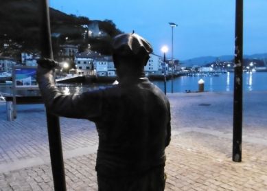 marinero mirando el atardecer