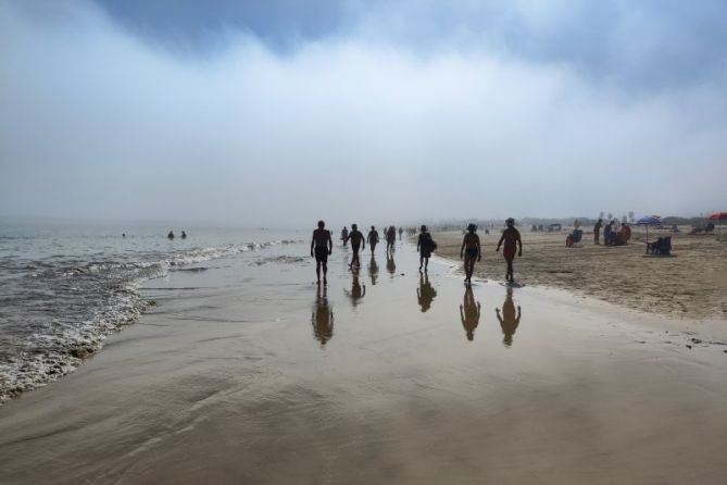 Niebla en la playa: foto en Hondarribia