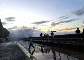 Olas en el Paseo Nuevo 