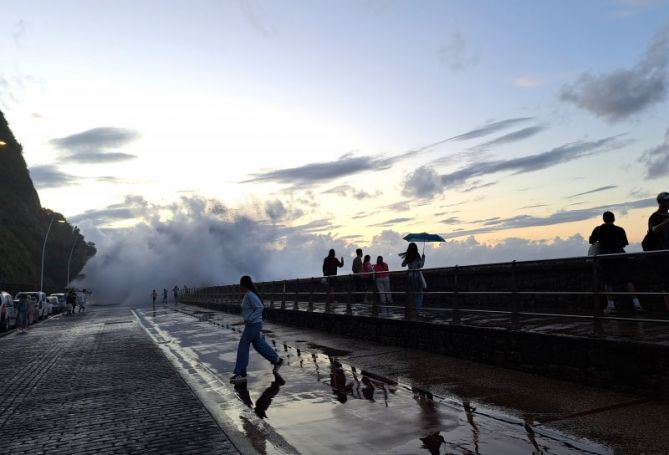 Olas en el Paseo Nuevo : foto en Donostia-San Sebastián