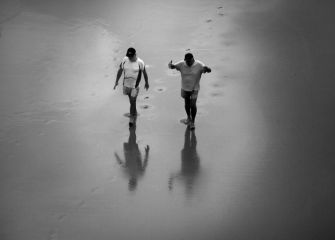 "Paseantes playeros"