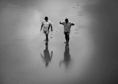 "Paseantes playeros"