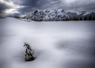 Peñas de Aia con nieve
