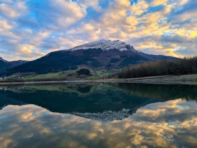 Reflejos en Urkulu: foto en Aretxabaleta