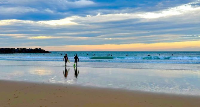 Surfistas: foto en Deba