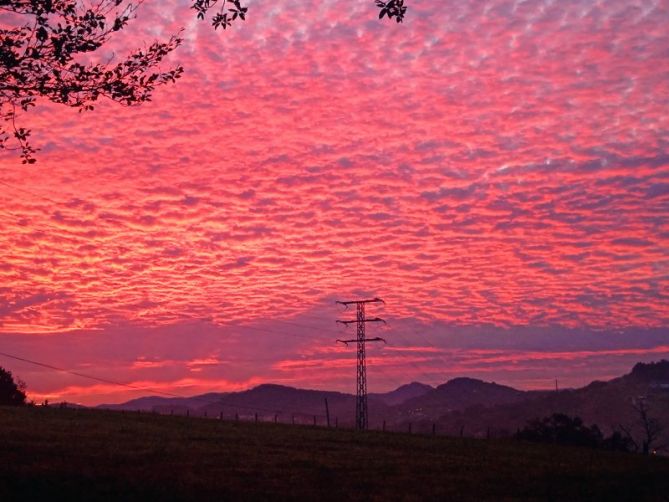 Amanecer y cielo empedrado