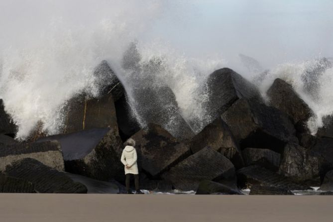 Ola y Rocas